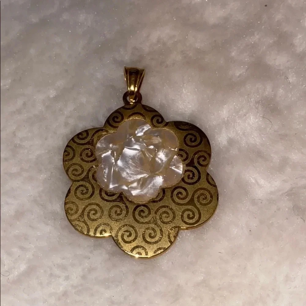Clover luxury fashion gold tone pendant - Picture 3 of 9